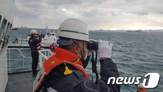 외끌이 저인망어선 32명민호(39톤·제주시 한림선적) 전복 침몰사고가 발생한 지 나흘 째인 1일 오후 해경이 실종자를 수색하고 있다.[제주지방해양경찰청 제공] 2021.1.1/뉴스1