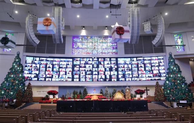 지난달 25일 서울 서초구 사랑의 교회에서 화상회의 플랫폼 '줌(zoom)'을 이용한 비대면 성탄 연합예배가 열리고 있다. 사진=연합뉴스