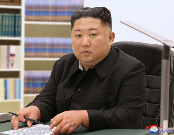 North Korea’s official Korean Central News Agency (KCNA) reported last Friday on New Year’s that North Korean leader Kim Jong-un wrote a handwritten letter for his people, in which he wished them greater happiness in 2021. [YONHAP]