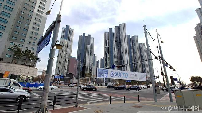 지난달 31일 경기 고양시 일산동구 장항동에 공사 중인 '킨텍스 원시티' 전경. 단지 건너 사거리에는 GTX-A 노선 착공식을 알리는 현수막이 걸렸다. 부동산업계에 따르면 GTX 개통 기대감으로 킨텍스 원시티 분양권에는 수억원의 웃돈이 붙어 거래되고 있다. / 사진=김사무엘