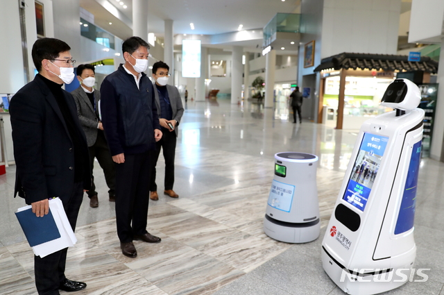 [광주=뉴시스] 송창헌 기자 = 광주시가 적외선 카메라와 인공지능(AI) 안면인식 기술이 탑재된 AI 로봇을 시 청사 코로나19 방역에 투입했다고 29일 밝혔다. (사진=광주시 제공) 2020.12.29 photo@newsis.com