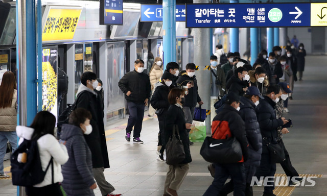 [서울=뉴시스] 박주성 기자 = 서울시가 밤 9시 이후 지하철 운행 횟수를 30%가량 줄인 가운데 11일 오후 서울 신도림역에서 시민들이 환승을 하기위해 이동하고 있다. 2020.12.11. park7691@newsis.com