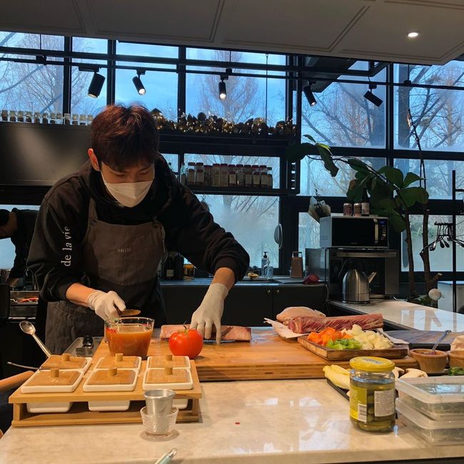 Group TVXQ member Changmin showed off his outstanding cooking skills.Changmin posted an article and a photo on his instagram on the 3rd of the day, Preferential rib steak.The photo shows Changmin, who is working on cooking in a place that looks like a cooking classroom.Changmin, who wears a mask and wears an apron, is focusing on cooking.Changmin added the tags Yoga-nam and Cooking Actor is Singer Man and showed off the Yo-se-nam aspect.Meanwhile, Changmin married a general woman younger than last October.
