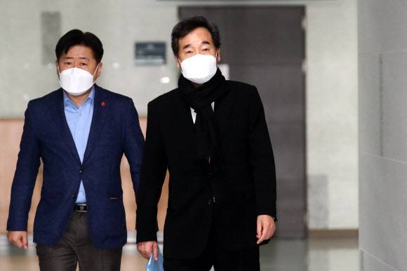 비공개 최고위 참석하는 이낙연 - 더불어민주당 이낙연 대표가 3일 국회 의원회관에서 비공개 최고위원회의를 위해 오영훈 대표비서실장과 함께 자신의 사무실로 들어가고 있다.  2021.1.3 연합뉴스
