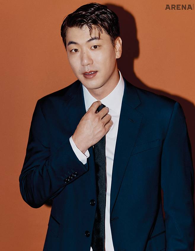 수트 재킷·흰색 셔츠 모두 조르지오 아르마니, 타이 에디터 소장품.