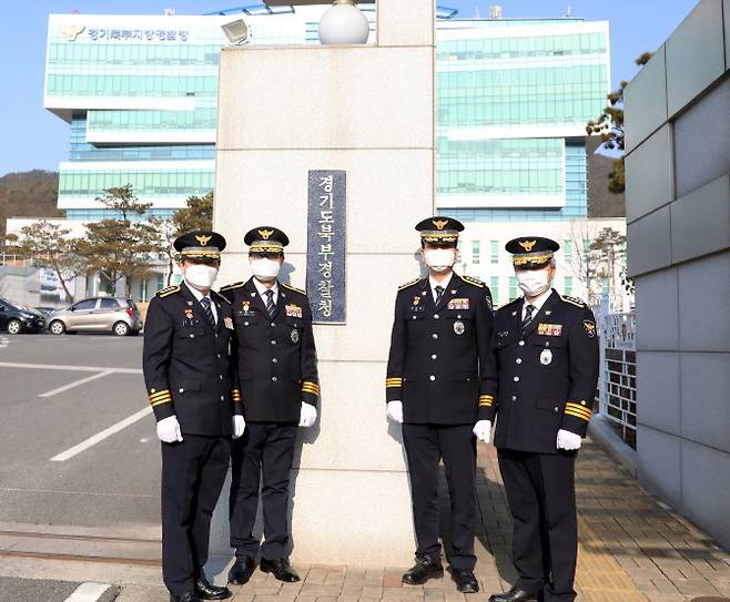 4일 열린 현판식에 참여한 경찰 관계자들이 기념촬영을 하고 있다.(사진=경기도북부경찰청 제공)