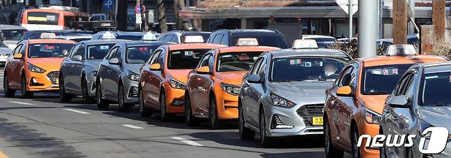 30일 오전 서울역 앞에 택시가 줄 지어 서있다.  2020.12.30/뉴스1 © News1 황기선 기자