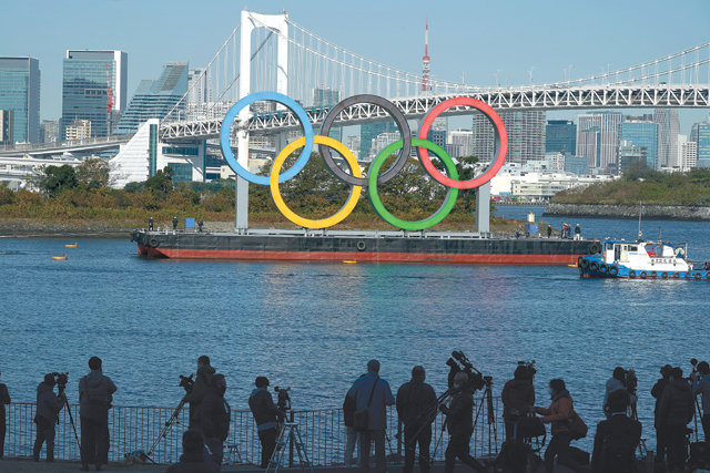 지난해 12월 1일 일본 도쿄 오다이바 해상공원에 설치된 대형 오륜 조형물(높이 15.3m, 폭 32.6m) 모습. 관리 및 점검 차원에서 지난해 8월 철거됐다가 이번에 다시 설치됐다. 하지만 최근 도쿄에서 코로나19 환자가 폭등해 도쿄 올림픽이 제대로 열릴 수 있을지 우려하는 목소리가 높아지고 있다. 도쿄=AP 뉴시스