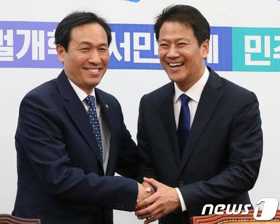 우상호 더불어민주당 원내대표와 임종석 신임 대통령 비서실장이 11일 서울 여의도 국회 더불어민주당 원내대표실에서 회동을 하고 있다. 2017.5.11/뉴스1 © News1 송원영 기자 /사진=뉴스1