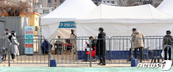 부산 부산진구 놀이마루 운동장에 마련된 코로나19 임시 선별진료소 /사진=뉴스1