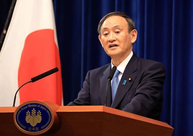 스가 요시히데 일본 총리는 4일 새해 기자회견을 열고 확진자가 급증하는 수도 도쿄를 포함한 수도권 4개 광역지역에 긴급사태를 선포하는 방안을 검토하겠다고 말했다. 도쿄/AFP 연합뉴스