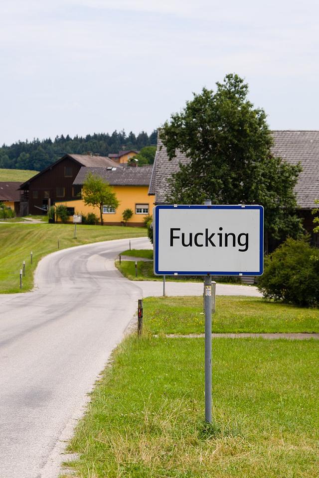 오스트리아 타르스도르프의 마을 푸킹(Fucking)의 지명 표기가 올해부터 바뀌면서 관광객 등쌀에 시달리지 않게 됐다. 위키피디아.