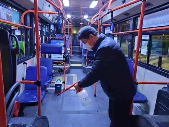 6411번 버스를 운전하는 이경호씨가 운행 시작 전 버스 안을 소독하고 있다. 여성국 기자