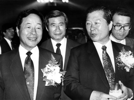 1985년 민추협의 한광옥 대변인(가운데)과 김영삼(왼쪽)·김대중(오른쪽) 공동의장. 두 사람이 대통령을 주고받는 과정에서 전두환 노태우 사면이 이뤄졌다. [사진제공 한광옥]