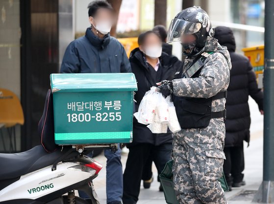 정부가 국내 신종 코로나바이러스 감염증(코로나19) '3차 대유행' 확산세를 꺾기 위해 현재 사회적 거리두기(수도권 2.5단계·비수도권 2단계) 기준을 2주 더 유지하기로 했다. 뉴스1