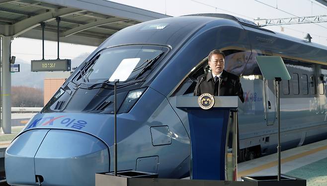 President Moon Jae-in speaks during the unveiling of KTX-Eum at Wonju Station in Gangwon Province, Monday. (Yonhap)