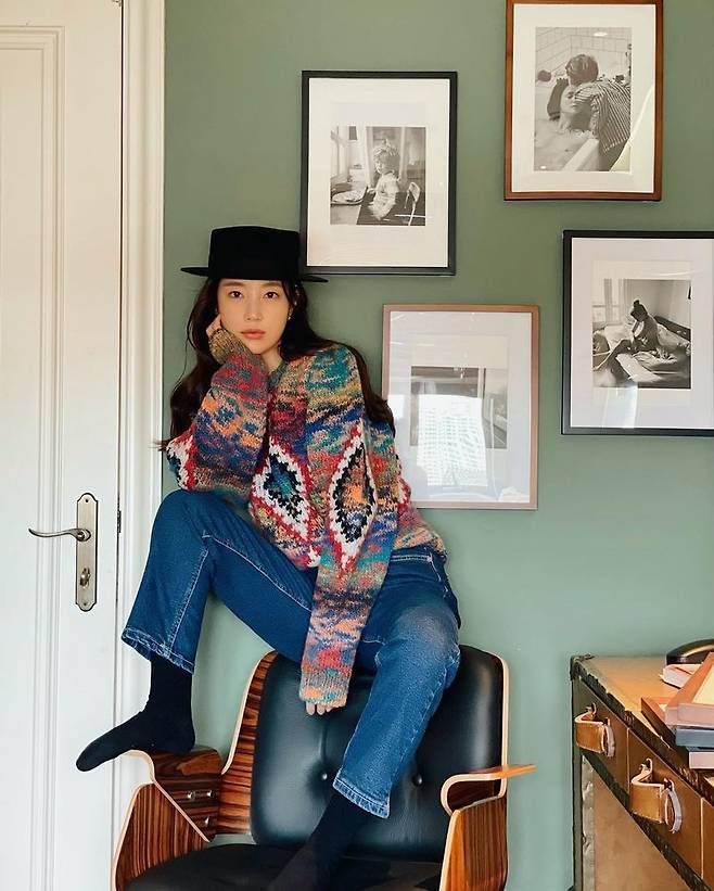 Actor Ki Eun-se flaunts stylish Housecock fashionOn January 3, Ki Eun-se posted a picture on his instagram with an article entitled The hat I bought for Haru Fashion Week today is framed in Housecock fashion.Ki Eun-se in the photo gave a fashion point with a nice hat after matching jeans with a colorful pattern top.In a house that boasts a picturesque atmosphere, Ki Eun-se was impressed with a stylish Housecock fashion.In other photos, the food is neatly set on the table, with Ki Eun-ses cooking skills drawing Eye-catching.