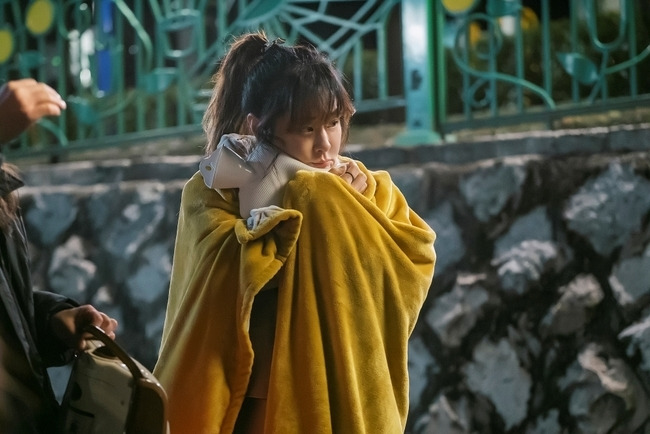 Believe in the Boat Choi Kang-hee returns to the house theater with Hello? Its me! to give self-healing to viewers in 2021.KBS 2TV new drama Hello? Its me! (playwright Yoo Song-yi / director Lee Hyun-seok / co-production Beyond Jay, Ace Maker Movie Works) revealed the casting story of Choi Kang-hee, who plays the main character Van Hani, who will lead the plays center, and her expectations on January 4.Hello? Its me!Is a fantasy-growing romantic comedy drama that comforts me with the 17-year-old I (Lee Re), who was not afraid of anything in the world and was hot in everything, to Vani (Choi Kang-hee), a 37-year-old hero who has become both love and dreams.Choi Kang-hee, Kim Young-kwang, Lee Re, and Eum Moon-suk are among the most anticipated films in the first half of 2021.Fantasy, Growth, Rocco At the center is Choi Kang-heeHer Hani is a 37-year-old ordinary woman who has no dreams or hopes that her brilliant past days can not be thought of.She shows us the journey to awaken the words dream and hope to our adults who have stopped growing in the fantasy that I am coming 20 years ago.Many people thought that there was no other actor to replace Choi Kang-hee as we are all important characters who should be able to buy empathy for everyone who asks the question Do we live like our own dream when we were young?Choi Kang-hee also reveals a special affection for Character.I am shooting a lot of clothes in appearance and various variations of Acting to become a 37-year-old half-Hani.At the time of the first script reading, she volunteered to be a pretty (?) Actress, giving up; she was only half-Hani.At the time, she had been working on the early appearance of 37-year-old Hani, exchanging opinions on makeup and hair that fit the character, and her passion impressed everyone.As well as fantasy and growth, romantic comedy is important, her performance is expected in the control of the completion.Having built her own character through various filmography, she works with Kim Young-kwang, Eum Moon-suk and Loco with past and present relationships.Rather than a obvious triangle relationship and love story, their relationship is a romantic comedy tailored to growth together, and it is expected that her acting will explode in various happenings and episodes that are happening to them.Hello, its me! said the side, I cant think of a half-Hani, not Choi Kang-heeActor himself has created his own character with passion and affection. There is only one worry.In the early Character setting, we have to show the depressing reality and growth of Vani, but it seems to be a problem because it seems to us that it is too cute and lovely because of the magic effect of Choi Kang-hee Hello? Iya is looking forward to the story and casting that perfectly has all the elements of fantasy growth Rocco.Its the best partner of viewers to share the start of 2021, giving a big laugh, sometimes a smile and sometimes a crying magic.The teaser, which was released through the 2020 KBS Acting Grand Prize, is gathering attention and gathering attention.