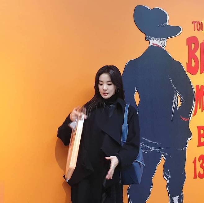 Actor Lee Chung-ah has revealed his current situation.Lee Chung-ah posted a picture on his Instagram on January 4 with an article entitled 1 year ago Lee Chung-ahs Museum Alog is approaching the first anniversary.Lee Chung-ah in the photo is wearing a blue bag on the all black look and shows off his unique fashion sense.Lee Chung-ah is sporting flawless skin with long straight hair and is radiating a pure charm.Meanwhile, Lee Chung-ah is appearing on TVNs drama Day and Night.