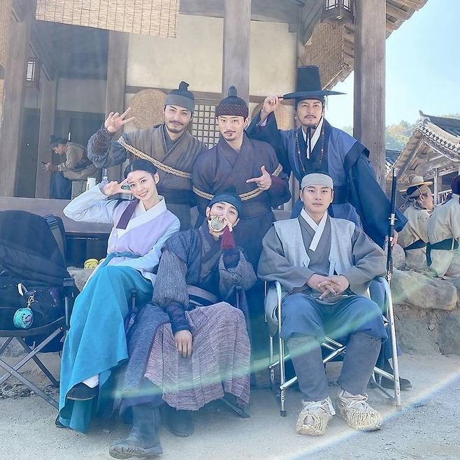 Actor Kwon Nara raised expectations for Blade of the Phantom Master: Chosun Secret Service with a warm visual.Kwon Nara posted a picture on his instagram on January 4 with the phrase Blade of the Phantom Master.In the photo, Kwon Nara is wearing a hanbok with Myoeng-su Kim, Lee Yi-kyung and others.They called out the smiles of those who saw them with small faces and extraordinary chemistry.