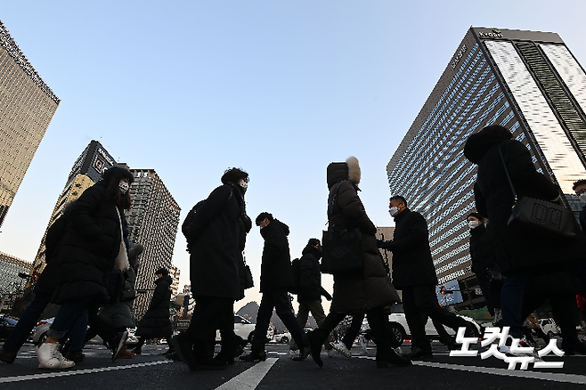 4일 서울 광화문사거리에서 2021년 새해 첫 출근길에 오른 시민들이 발걸음을 옮기고 있다. 박종민 기자