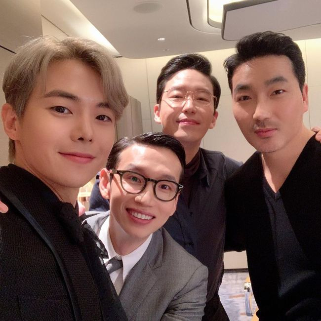 Penthouse Park Eun-suk, Um Ki-joon, Bong Tae-gyu and Ha Do-kwon gathered together.Park Eun-suk posted a picture and a picture on his SNS on the 4th, Shoulder to shoulder. Penthouse bros.In the photo, Park Eun-suk, Um Ki-joon, Bong Tae-gyu, and Ha Do-kwon of SBS drama Penthouse are smiling with a friendly shoulder to shoulder.In the drama, their relationship is tangled and tangled, such as revenge and submission to blood.Park Eun-suk, on the other hand, plays the role of Logan and Koo Ho-dong in Penthouse.park eu-suk social networking site