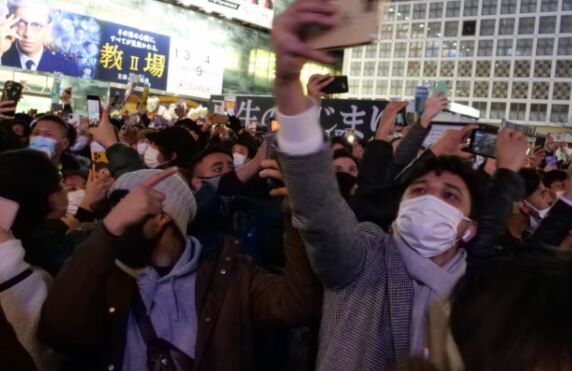 지난달 31일 일본 도쿄 시부야구에서 2020년 마지막 날을 기념하는 ‘카운트 다운’ 행사에 수천여명이 몰려 큰 혼잡을 빚었다. 당시 현장에는 경찰이 출동에 만에 하나 발생할 수 있는 사태에 대비했다. 시라베