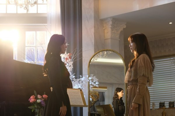 SBS Penthouse Lee Ji-ah and Kim So-yeon reveal the drama and drama Feeling state of 180 degrees opposite.SBS Mon-Tue drama Penthouse (playplay by Kim Soon-ok/directed by Joo Dong-min/produced Green Snake Media) is a distorted Blow-Up that can not be filled with woman who rushes toward Blow-Ups Prema Donna VS upper class society, It is a drama about real estate and education war in education No. 1.In particular, Penthouse has achieved the record of being the No. 1 in the 19th consecutive channel mini-series, leading to a hot response with its high-speed development that is strongly sweeping without a break of eyes.Above all, in the last 18 and 19 broadcasts, Shim Soo-ryun (Lee Ji-ah) and Logan Lee (Park Eun-seok) played a revenge battle against the people of the Hera Club, and then exposed all the crimes of Chun Seo-jin (Kim So-yeon) and Ju Dan-tae (Um Ki-jun), giving a thrilling nuclear cider to the house theater.However, when Chun Seo-jin is arrested on charges of corruption, illegal admission, and manipulation of entrance examination, he said, Do you think I will collapse like this?I am Chun Seo-jin, chairman of the Cheonga Foundation. In this regard, Lee Ji-ah and Kim So-yeon are taking their eyes off the scene of tragic face-to-face standing face to face in an atmosphere like ice.In the drama, Shim Soo-ryun visited the lesson room of Chun Seo-jin. Shim Soo-ryun is staring at the cardio with a cool cool energy while he is giving a spleen to the elegance of the past.But as soon as he crossed his eyes sharply in a tight battle, suddenly Chun Seo-jin went to the heart and kneeled.Chun Seo-jin is showing a completely different attitude from usual, urgent and uneasy as soon as tears burst, and is curious about what happened between the two.Lee Ji-ah and Kim So-yeon are convincingly releasing different maternal love of Shim Soo-ryun and Chun Seo-jin, raising the immersion of the drama to the extreme.In particular, Lee Ji-ah has drawn regrets by drawing the width of Feeling, who is the mother of a daughter who has been trampled and killed in a desperate way, and the mother of the perpetrators who brutally harassed her daughter, and Kim So-yeon has completely transformed the coercive and violent education method received from her parents, It is making a strong impression.In this tragic eye-customizing film, the two men poured out the feeling line of the motherhood, which was tragic with the changing eyes and atmosphere, and poured out the hot smoke of the whole body.As only two episodes remain until the first season of the season, the relationship and situation of each person will fluctuate significantly differently than before, the production team said. I would like to expect a lot of expectations for the 20th (today) broadcast, which will be a reversal that was never expected.Meanwhile, the 20th episode of SBS Mon-Tue drama Penthouse will be broadcast at 10 p.m. on the 4th (tonight).