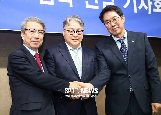 ▲ 2019년 1월 당시 KBO 정운찬 총재와 김경문 야구국가대표팀 감독 그리고 김시진 기술위원장(왼쪽부터)이 김경문 감독 취임 기자회견 직후 포즈를 취하고 있다. ⓒ한희재 기자