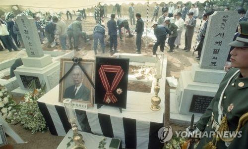 모국에 안장되는 서재필 유해 1994년 4월 8일 미국에서 봉환된 서재필의 유해가 국립서울현충원에 안장되고 있다. [연합뉴스 자료사진]