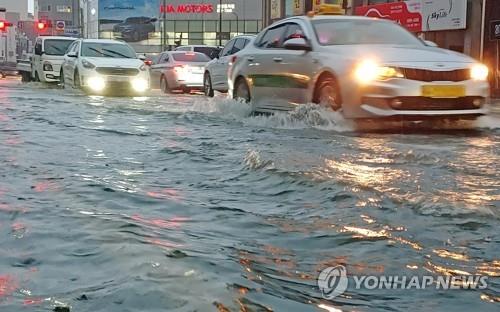 지난해 9월 2일 태풍 '마이삭'의 북상으로 많은 비가 내리면서 강릉시 포남동에서 차량이 침수된 도로를 지나고 있다. [연합뉴스 자료사진]