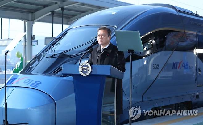 발언하는 문재인 대통령 (원주=연합뉴스) 최재구 기자 = 문재인 대통령이 4일 강원도 원주역에서 열린 KTX 이음 개통식에서 발언하고 있다. 2021.1.4 jjaeck9@yna.co.kr