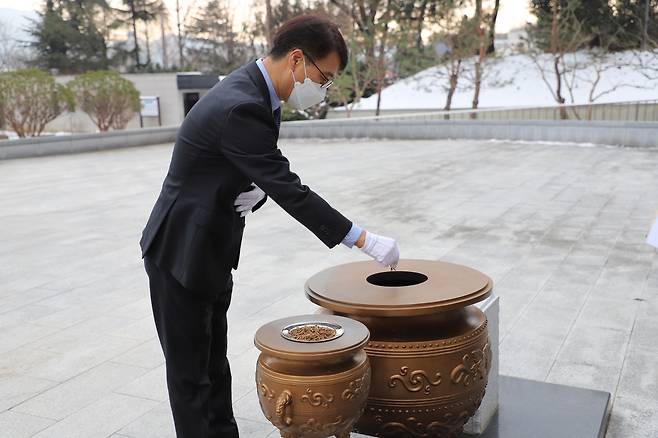 광주 현충탑 참배하는 최규석 제34대 광주전남지방병무청장 [광주전남지방병무청장 제공. 재판매 및 DB 금지]