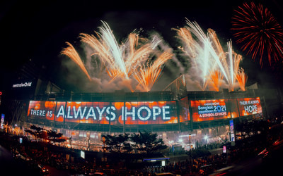 CentralWorld, aka Times Square of Asia, Thailand's most famous celebration landmark, hosts its new normal world-class LIVE broadcast only countdown to keep safe distance yet cherish the moments together. Inspired by the current global issue of COVID-19, 'A Symbol of Hope' fireworks show that is digitally synchronized on the panOramix, the world's largest digital screen, lay the profound symbols from Thailand to reflect the positive energy in joining people unity from all over the world. (PRNewsfoto/Central Pattana Plc (CPN))