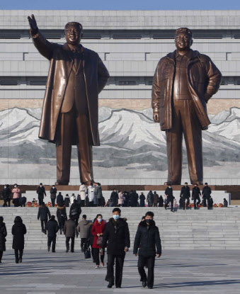 새해 첫날인 1일 북한 평양 주민들이 만수대를 찾아 김일성 김정일 부자 동상 앞에 화환을 바치고 있다(사진=AP/뉴시스).