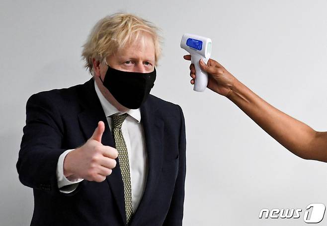 보리스 존슨 영국 총리가 북런던의 한 병원에 방문해 체온검사를 받고 있다. © 로이터=뉴스1
