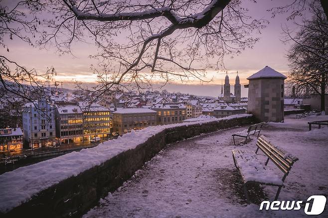 취리히 구시가자 중간 언덕에 자리한 광장