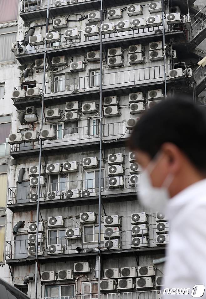 서울 지역 낮 최고기온이 34도까지 오르는 등 전국에 폭염특보가 발효된 20일 서울의 한 고층 건물 외벽에 설치된 에어컨 실외기가 열기를 내뿜고 있다. 2020.8.20/뉴스1 © News1 민경석 기자