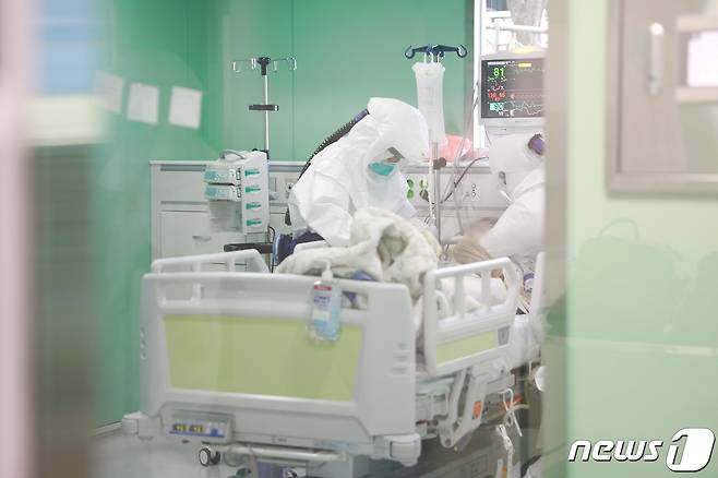 울산대병원 특수 중환자실 코로나19 환자 치료 모습.(울산대병원 제공) © 뉴스1