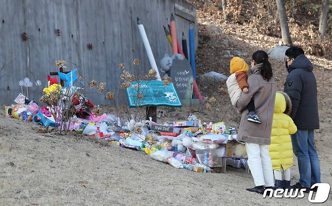 5일 경기 양평 하이패밀리 안데르센 공원묘지를 찾은 추모객이 입양 후 양부모에게 장기간 학대를 당해 숨진 16개월 영아 정인(가명)양을 추모하고 있다. 2021.1.5/뉴스1 © News1 박지혜 기자