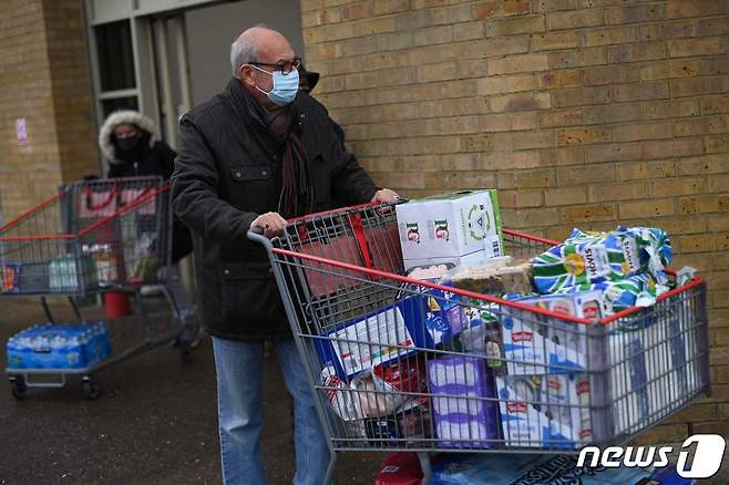 영국 런던 동부의 한 코스트코 매장에서 소비자가 카트에 식료품을 가득 싣고 나오고 있다. © AFP=뉴스1