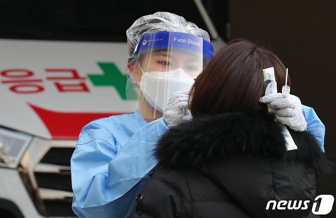 대전 대덕보건소에 마련된 선별진료소에서 시민들이 검사를 받고 있다. © News1 김기태 기자