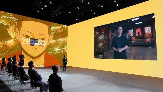 문재인 대통령이 지난해 9월24일 오후 경기 김포시 민간 온라인 공연장인 캠프원에서 열린 디지털뉴딜문화콘텐츠산업 전략보고회에 참석, 이진수 카카오페이지 대표의 웹툰 지식재산(IP) 확장 성공사례 발표를 듣고 있다. [이미지출처=연합뉴스]