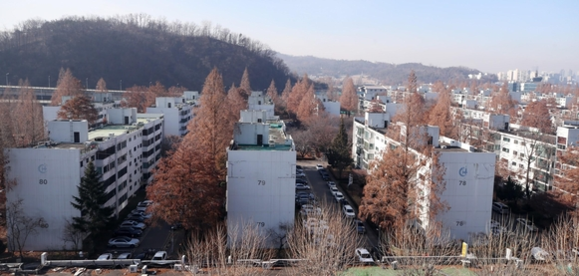 서울에서 가장 주목받는 재건축 단지 중 한 곳인 서울 서초구 반포 주공1단지 1주구 일대 모습./연합뉴스