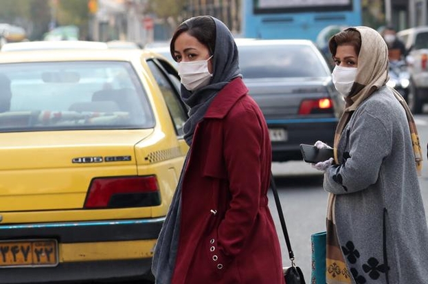 이란 수도 테헤란에서 지난달 12일 마스크를 쓴 여성들이 길을 건너고 있다. /EPA 연합뉴스