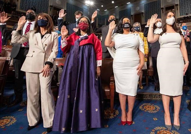 미국의
 첫 한국계 여성 하원의원 중 한 명인 메릴린 스트리클런드 민주당 의원(왼쪽에서 두 번째)이 3일(현지 시간) 워싱턴 의회에서 
열린 연방하원 개원식에서 한복을 입고 취임 선서를 하고 있다. 김동석 JAGC 대표 페이스북-C-SPAN 캡처