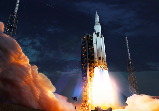 인류를 다시 달에 보내는 아르테미스 계획이 올해 본격적으로 시작된다. 사진은 오리온 탐사선을 실어 나를 미국항공우주국(NASA)의 ‘스페이스 런치 시스템(SLS·Space Launch System)’. 미국항공우주국(NASA) 제공