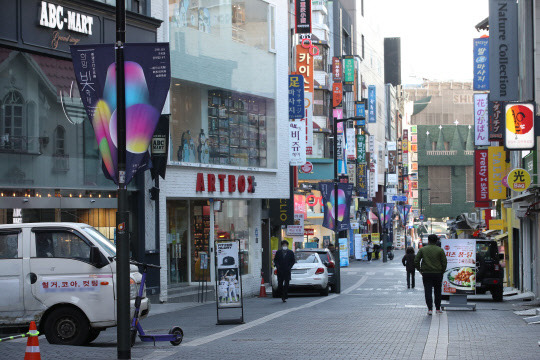 수도권 지역에 '사회적 거리두기' 2.5단계와 연말연시 특별방역대책이 시행 중인 지난달 30일 오후 서울 명동거리에 철거 업체 차량이 정차하고 있다. 연합뉴스