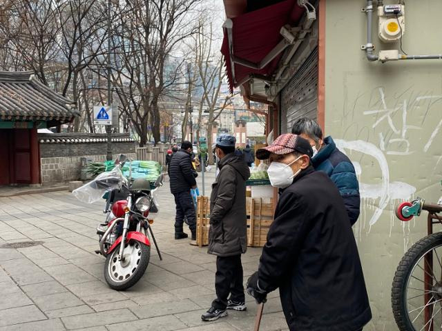 2020년 12월 28일 종로구 탑골공원 일대에서 6070들이 시간을 보내고 있다. 우태경 기자