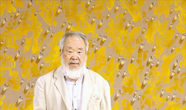 2013년 8월 서울 사간동 갤러리현대에서 회고전을 열었을 당시의 김창열 화백.  한경DB
